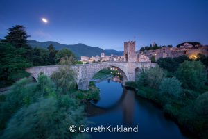 (again, a flat sky, my only chance to get something interesting was to go for very long exposures, just under 6 minutes, that's the moon moving by the way, not a UFO)